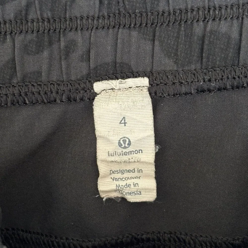 Lululemon women's drawstring cropped jogger style animal print pants size 4 - Picture 5 of 6